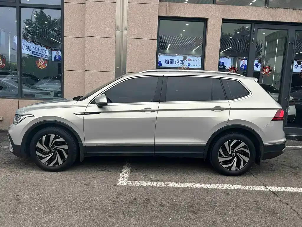 Volkswagen Tiguan L — фото 4