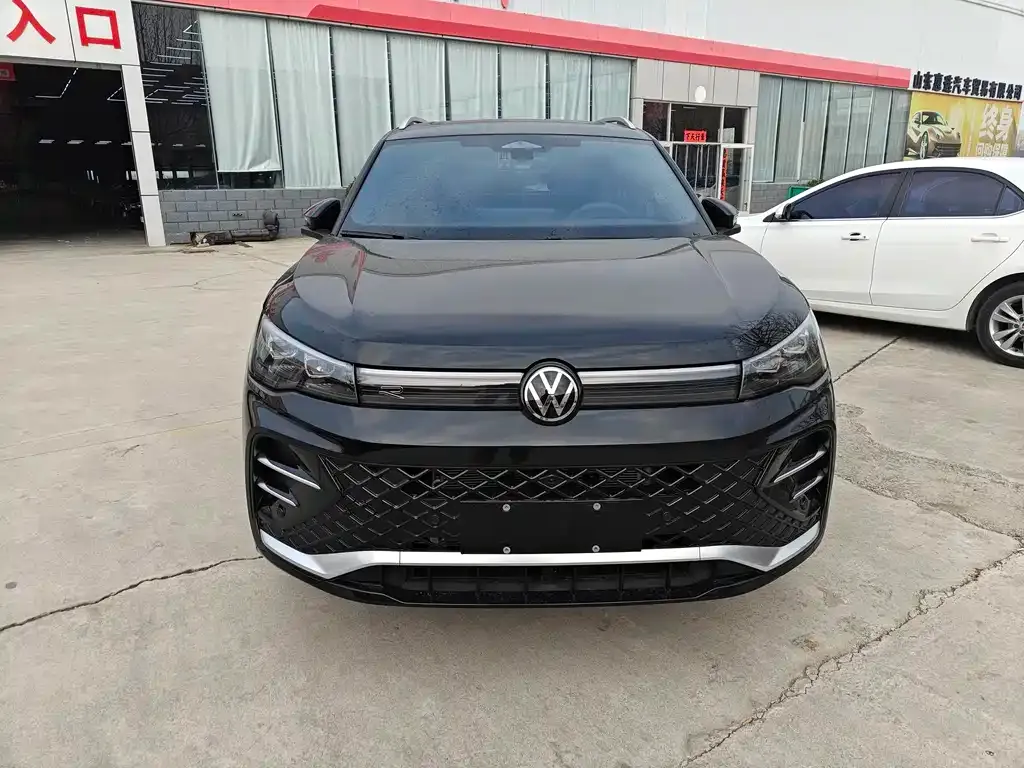 Volkswagen Tiguan L — фото 1