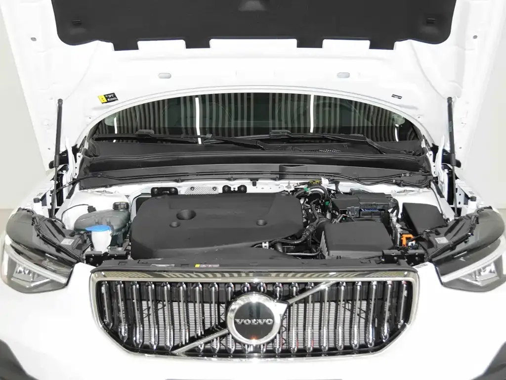 Volvo XC40 — фото 8