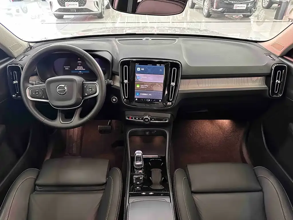 Volvo XC40 — фото 9