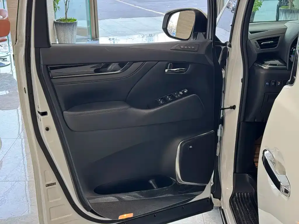 Toyota Vellfire — фото 9