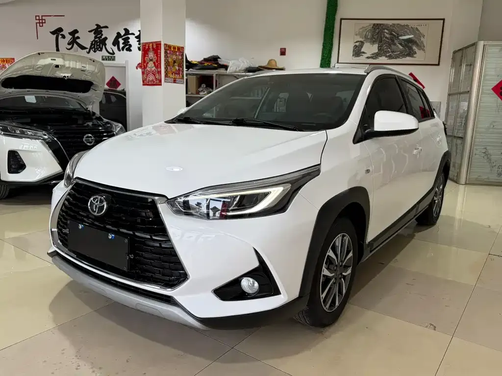 Toyota Yaris L — фото 1