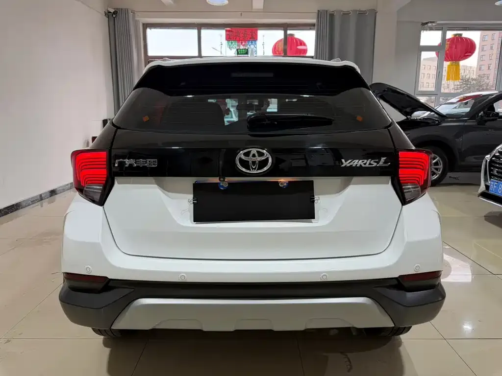 Toyota Yaris L — фото 2