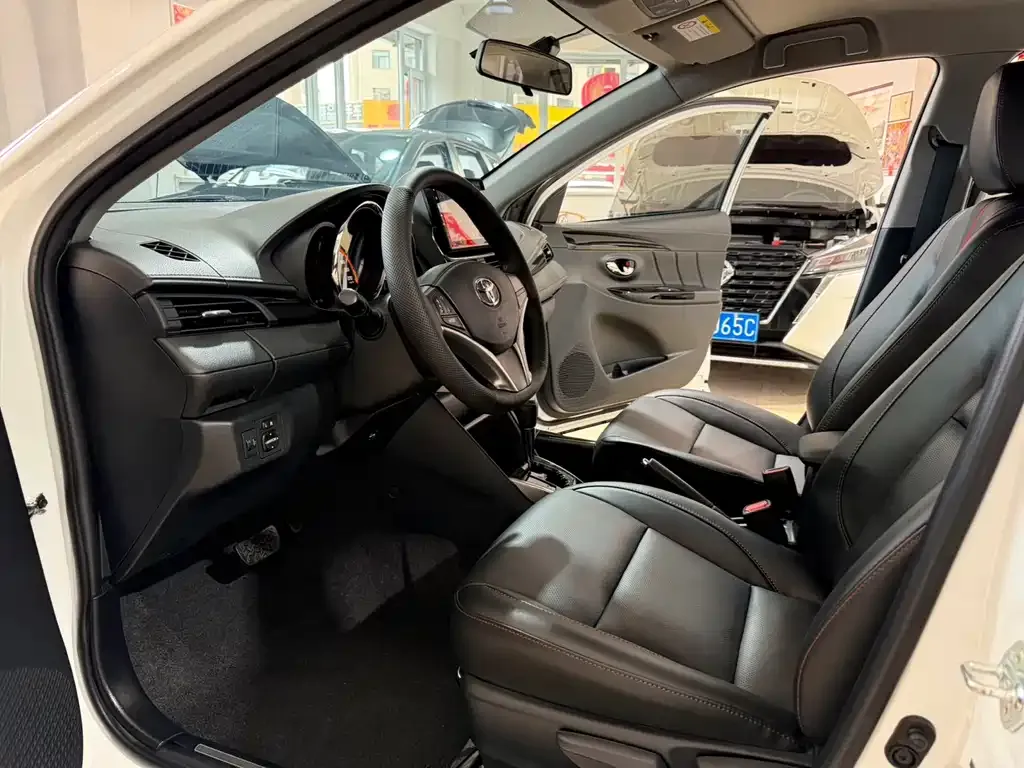 Toyota Yaris L — фото 8