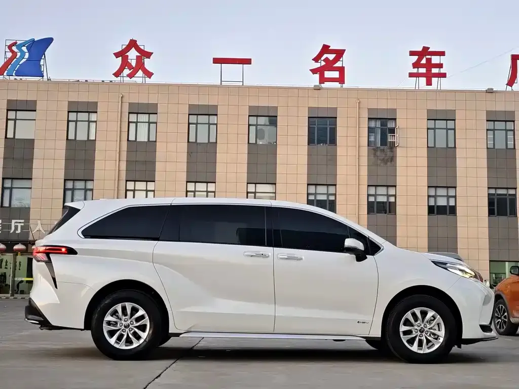 Toyota Granvia — фото 7