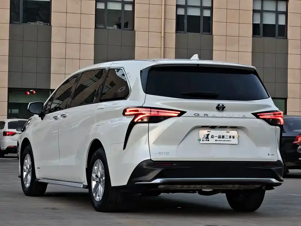 Toyota Granvia — фото 5