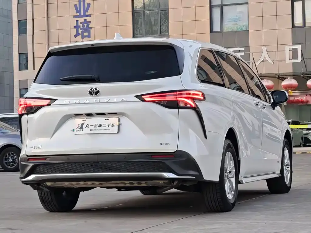 Toyota Granvia — фото 2