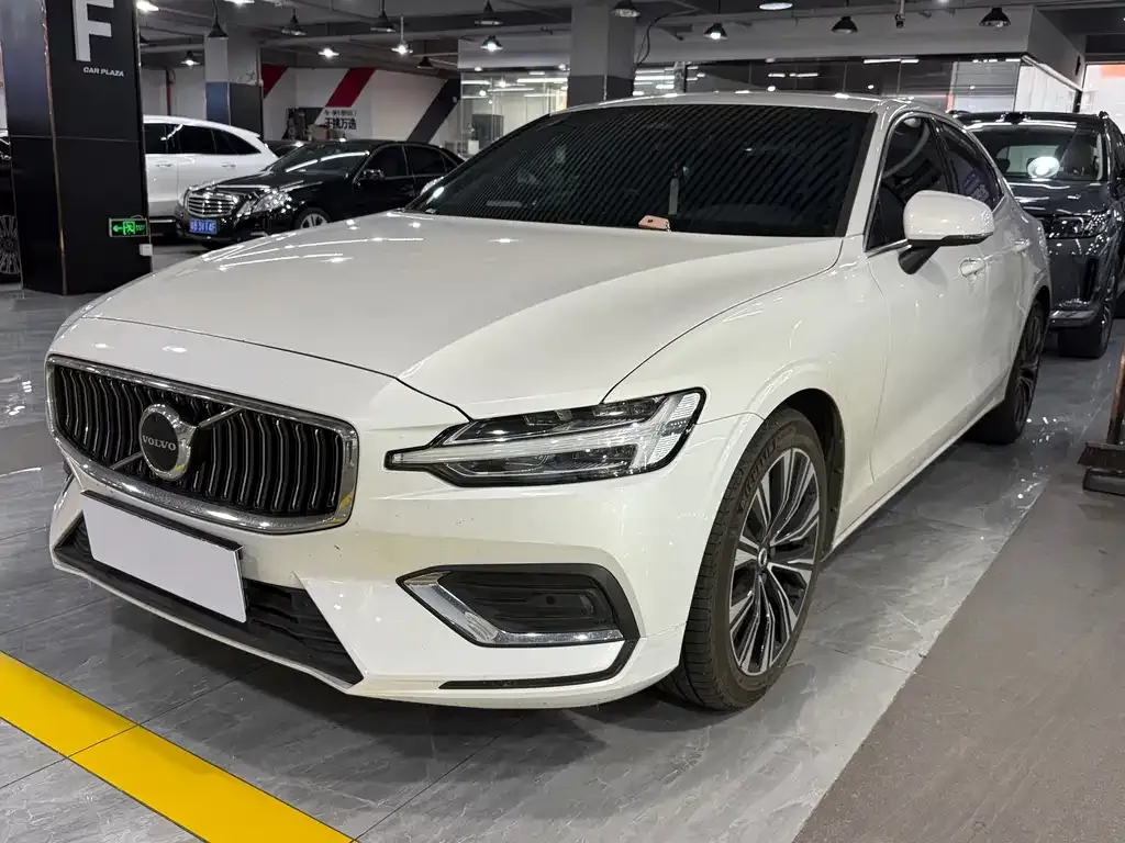 Volvo S60 — фото 1