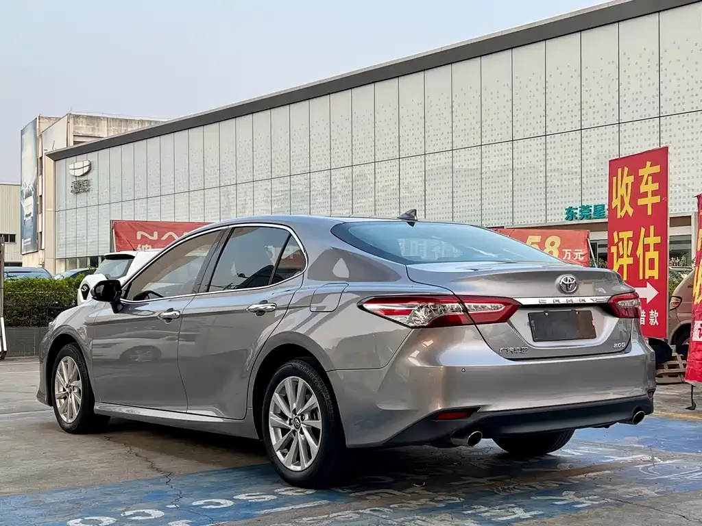Toyota Camry — фото 4