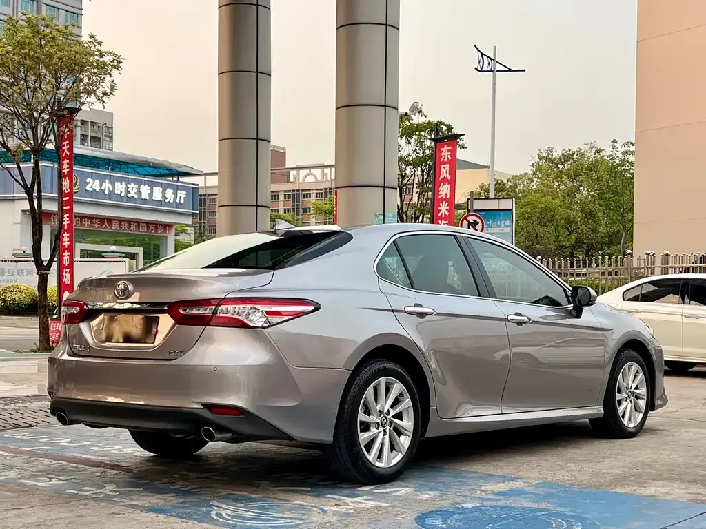 Toyota Camry — фото 10
