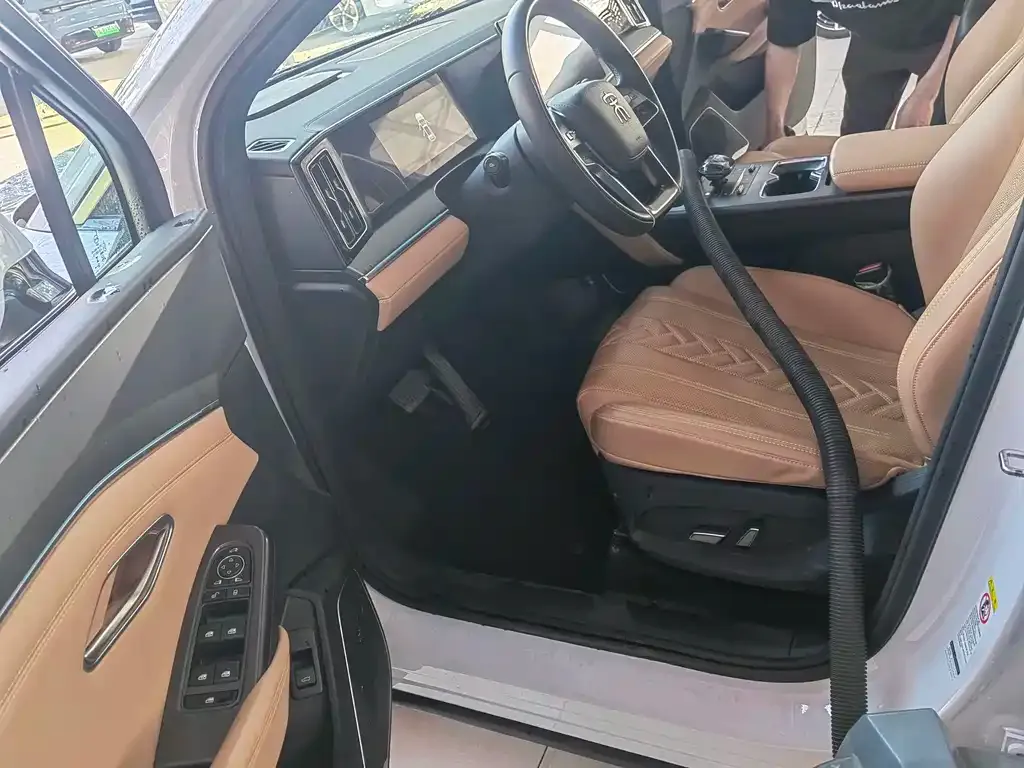BYD L DM-i — фото 9