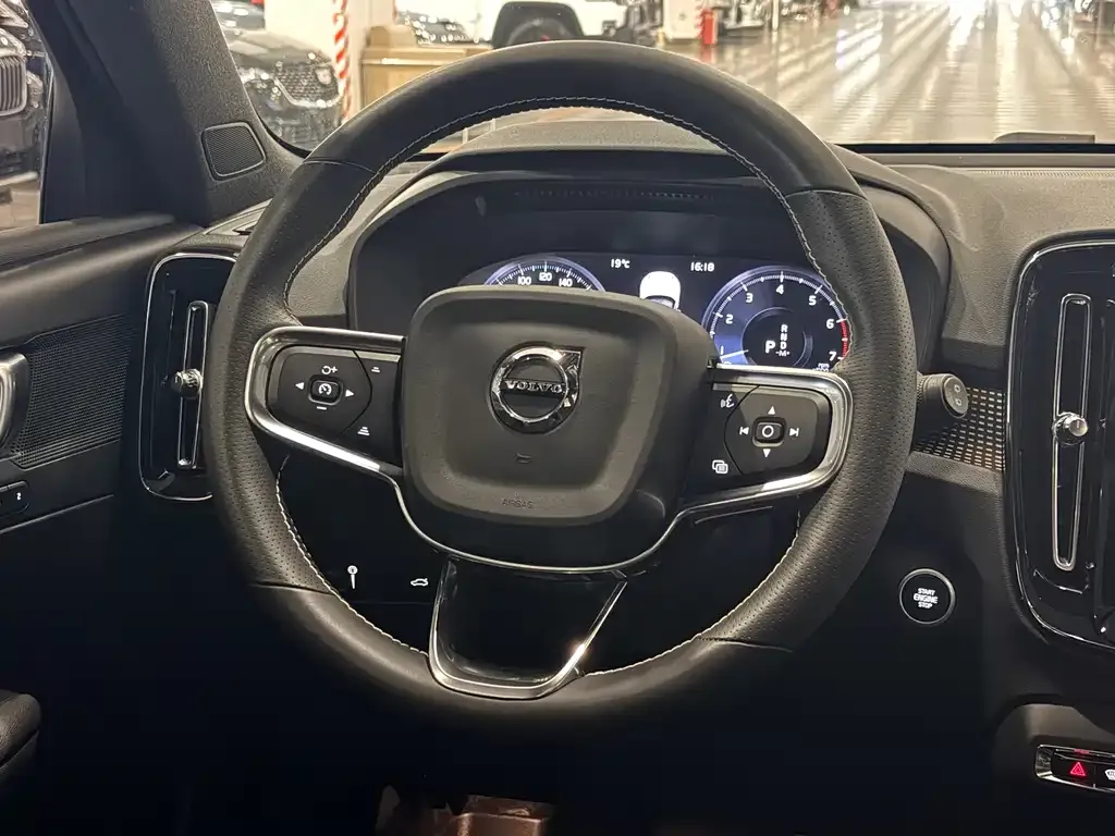 Volvo XC40 — фото 9