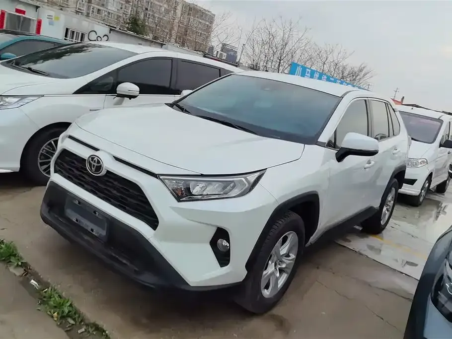 Toyota RAV4 — фото 1