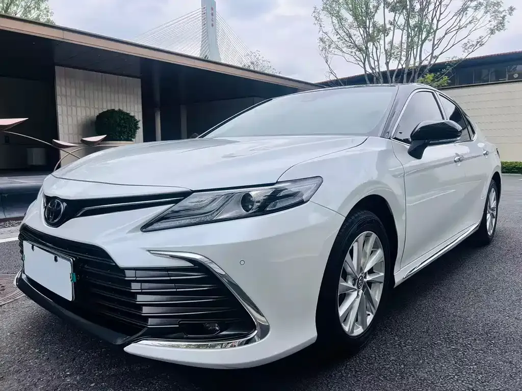 Toyota Camry — фото 1