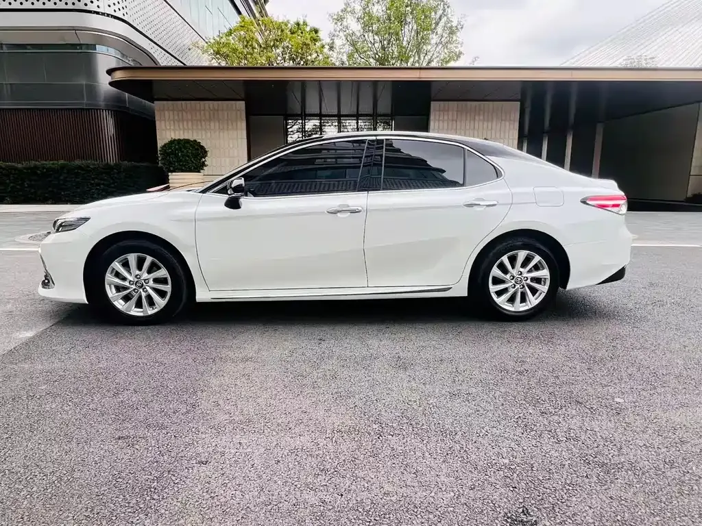 Toyota Camry — фото 8