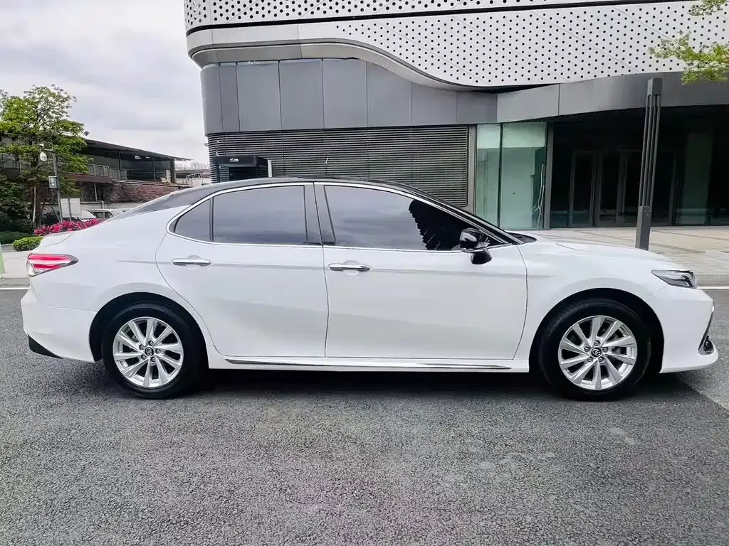 Toyota Camry — фото 10