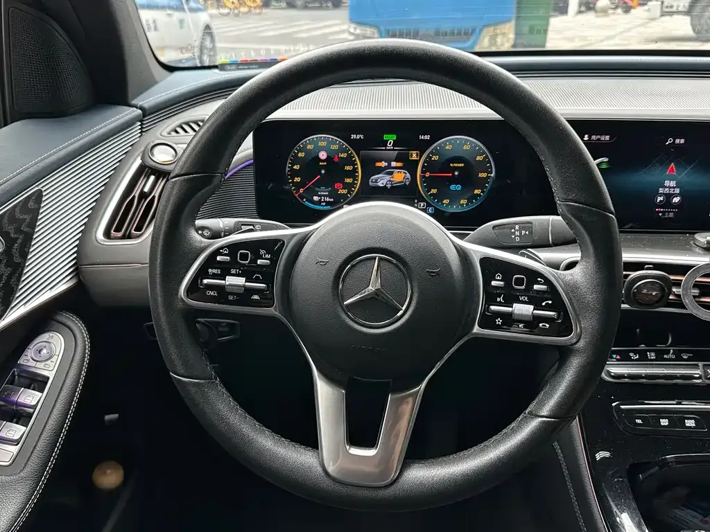 Mercedes-Benz EQC — фото 10
