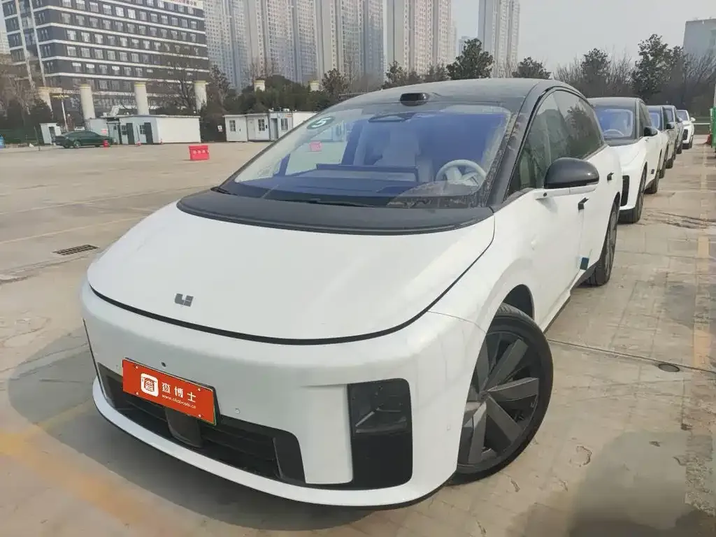 Li Auto i8 — фото 1