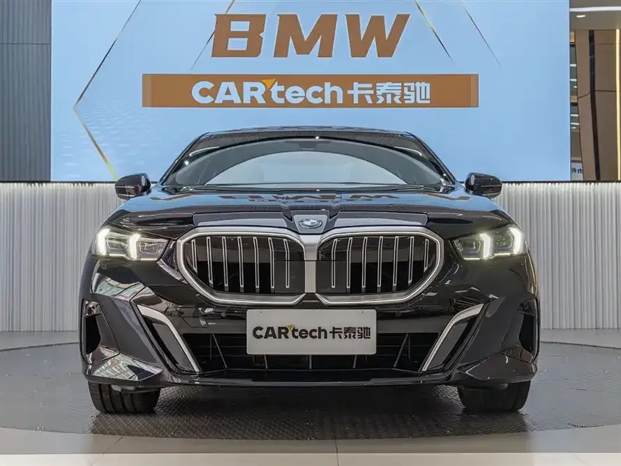 BMW 5 Series — фото 1