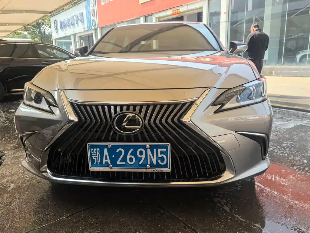 Lexus ES — фото 1