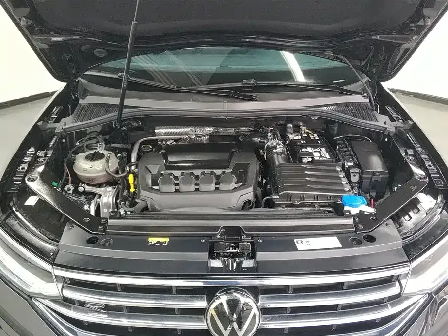 Volkswagen Tiguan L — фото 10