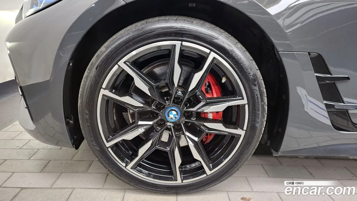 BMW i4 — фото 7