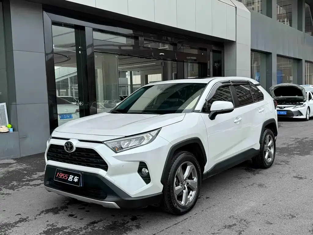 Toyota RAV4 — фото 1