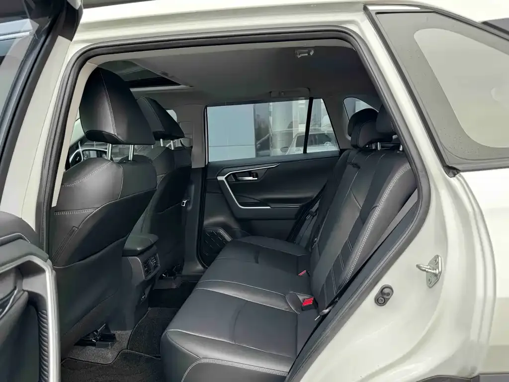Toyota RAV4 — фото 6