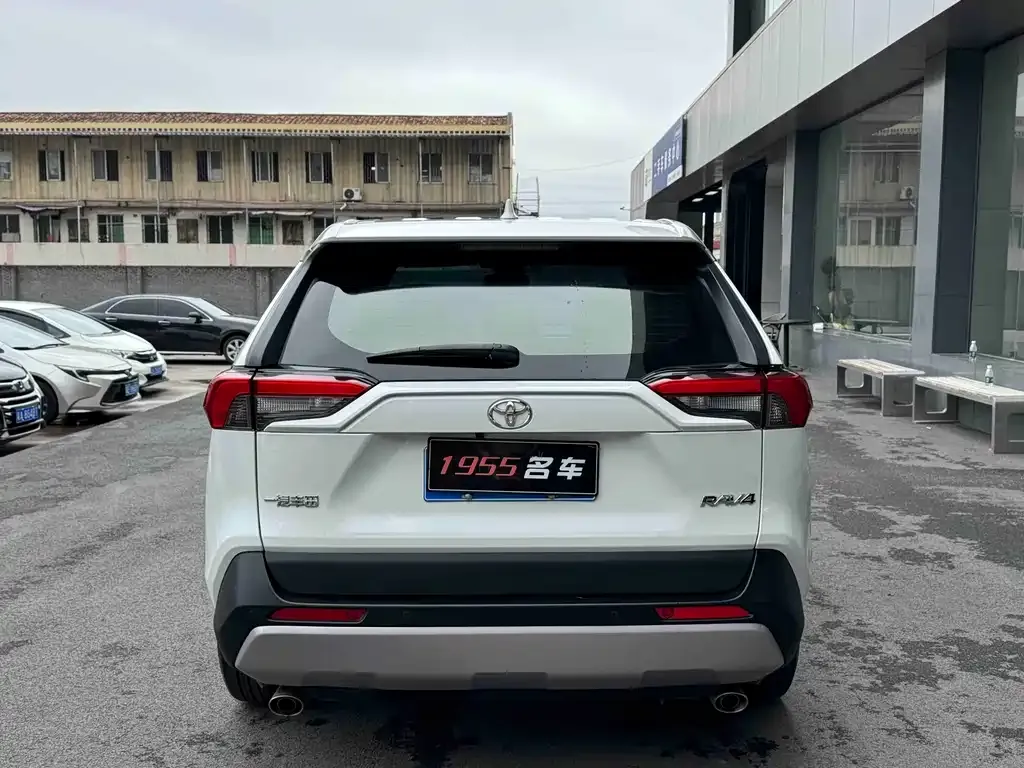 Toyota RAV4 — фото 8