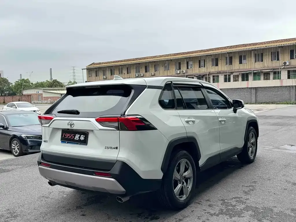 Toyota RAV4 — фото 5