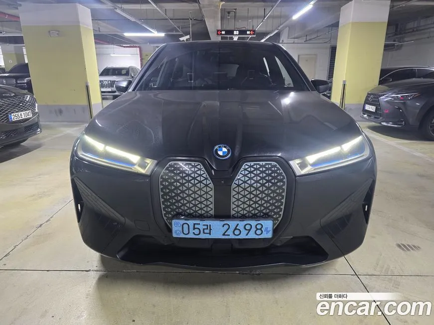 BMW iX — фото 1