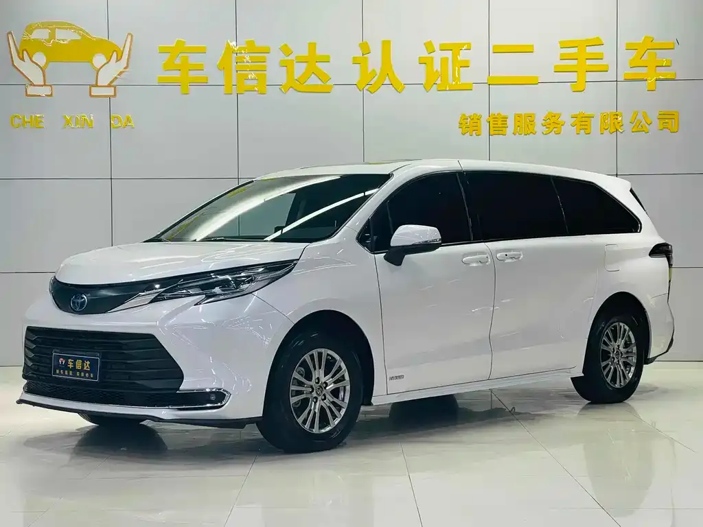 Toyota Sienna — фото 1