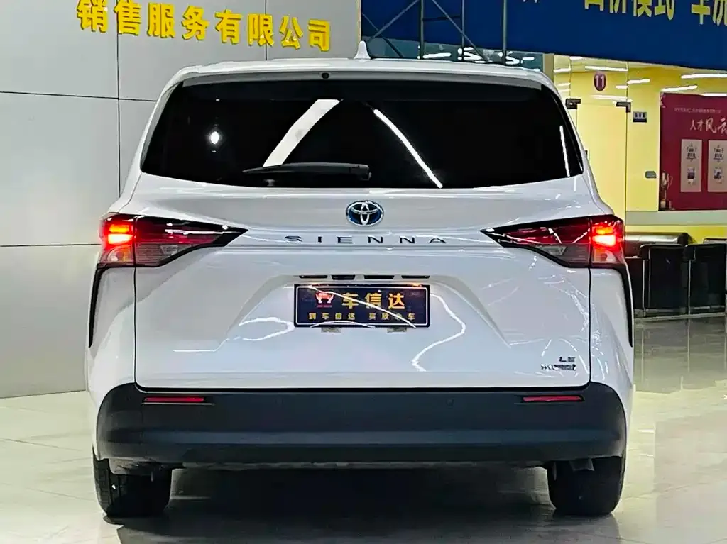 Toyota Sienna — фото 2