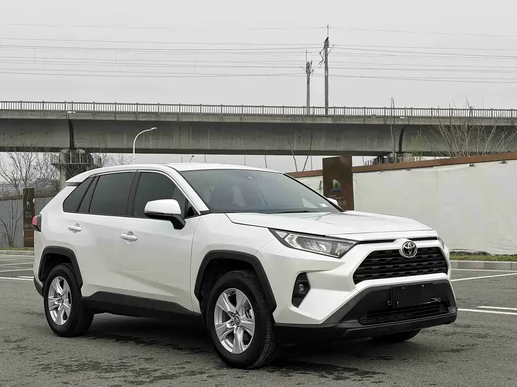 Toyota RAV4 — фото 1