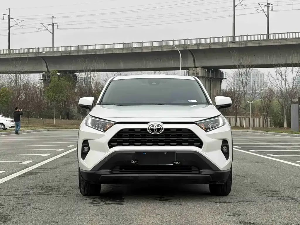 Toyota RAV4 — фото 7