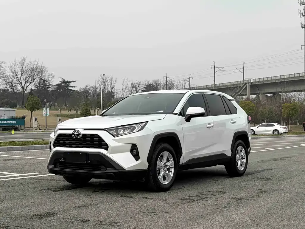 Toyota RAV4 — фото 9