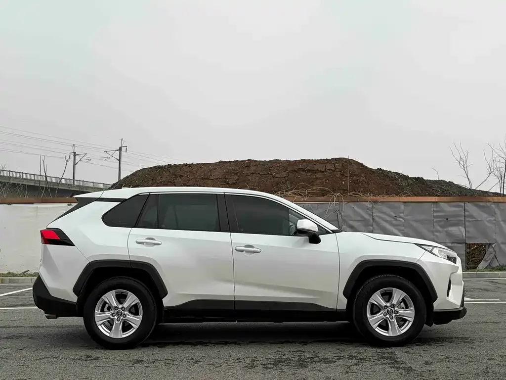 Toyota RAV4 — фото 3