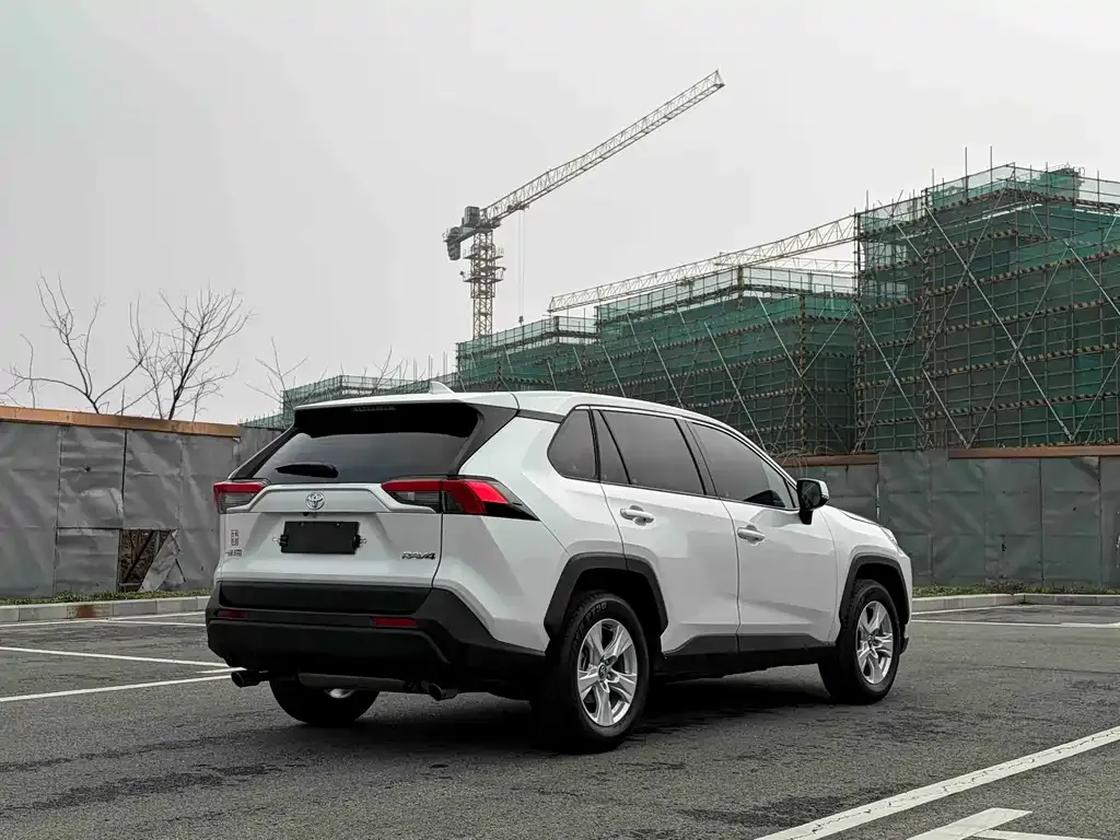 Toyota RAV4 — фото 10
