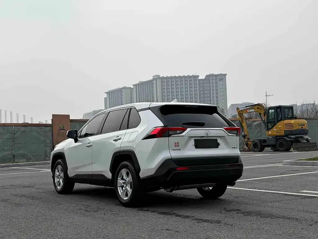 Toyota RAV4 — фото 5