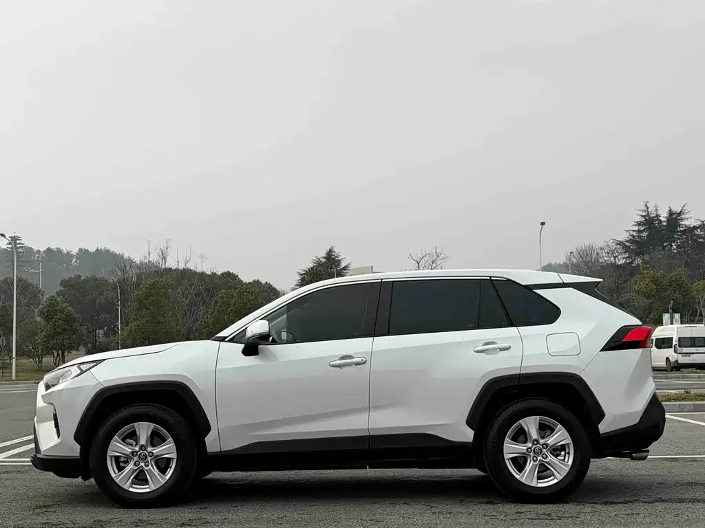 Toyota RAV4 — фото 6