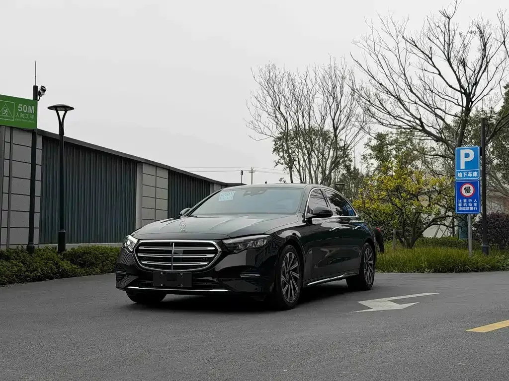 Mercedes-Benz E-Class — фото 1