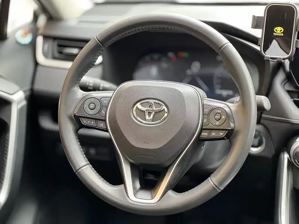 Toyota RAV4 — фото 7