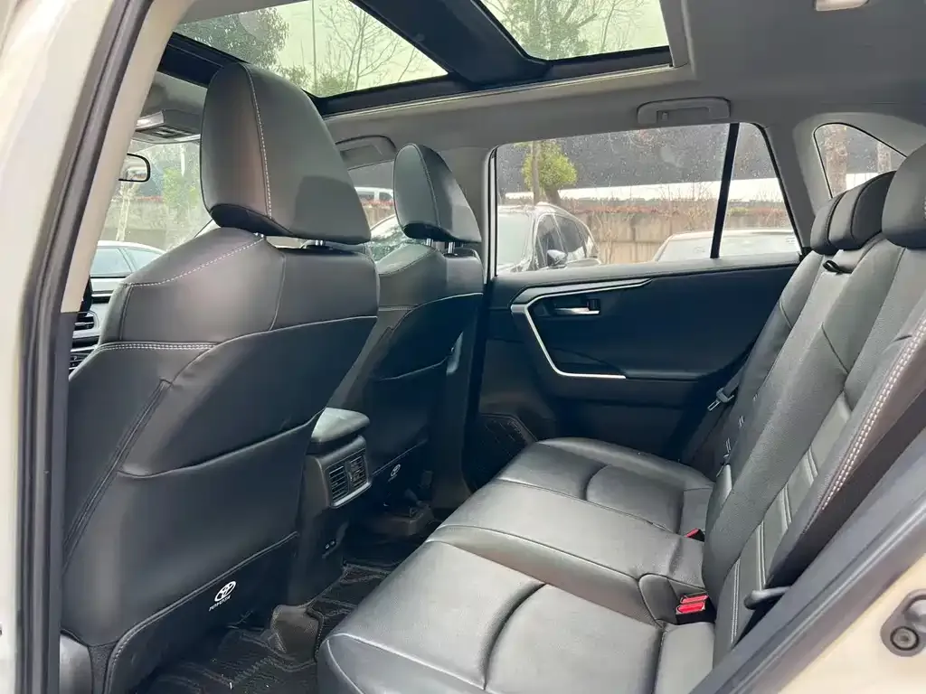 Toyota RAV4 — фото 9
