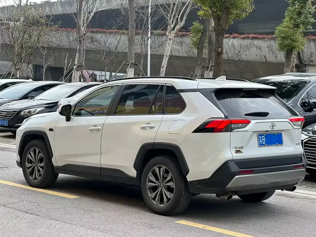 Toyota RAV4 — фото 8