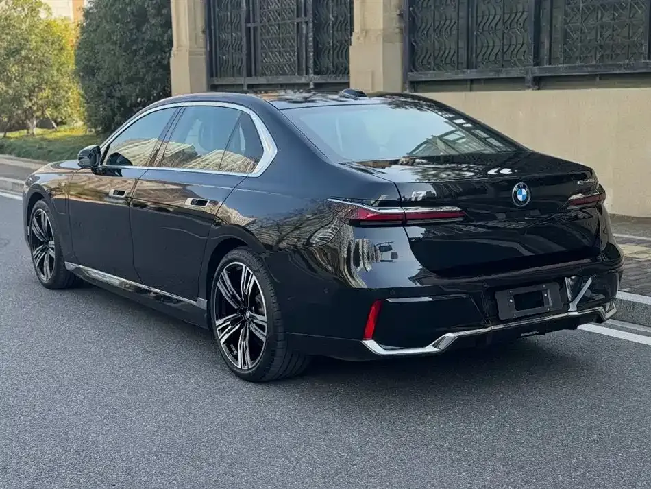 BMW i7 — фото 8