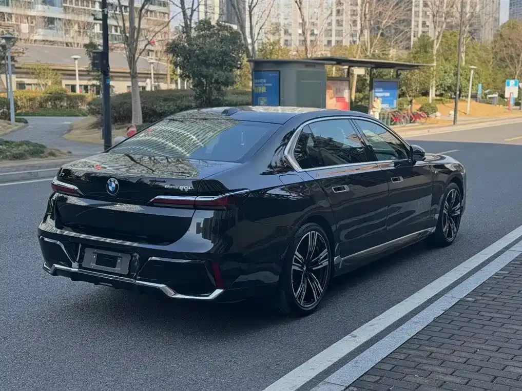 BMW i7 — фото 7