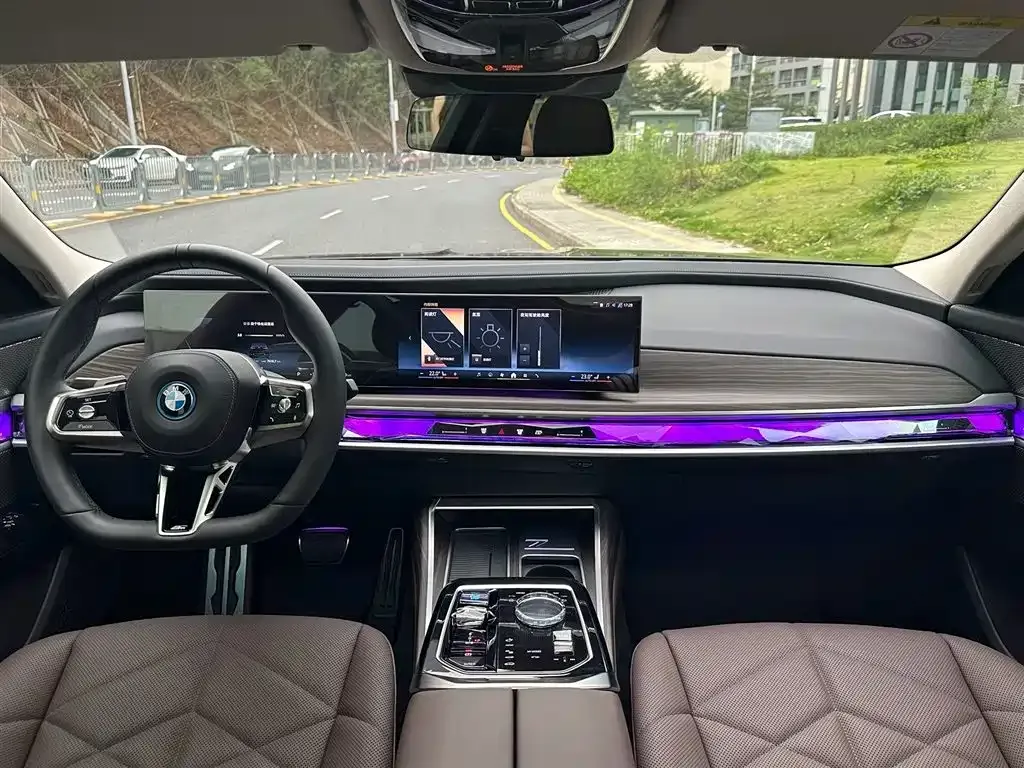 BMW i7 — фото 2