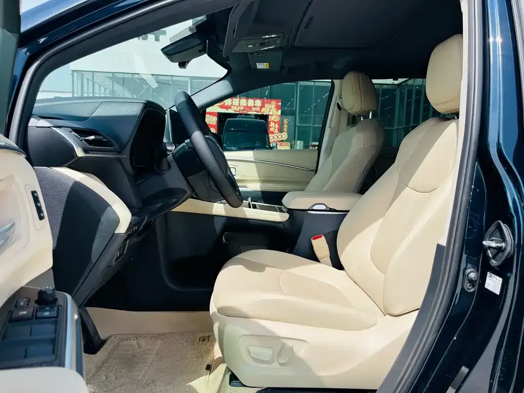 Toyota Granvia — фото 8