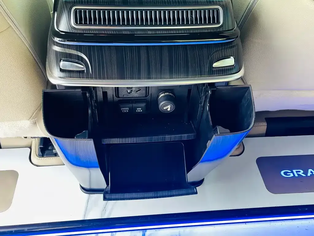Toyota Granvia — фото 6