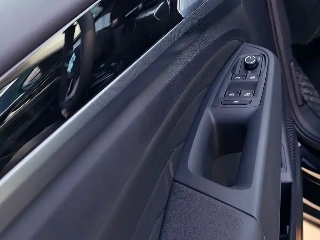 Volkswagen Passat New Energy — фото 2